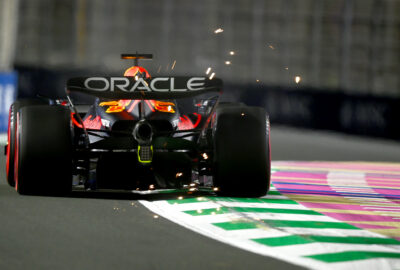 2023年F1沙特大奖赛二练，维斯塔潘驾驶红牛RB19拖着火花驶过吉达街道赛道