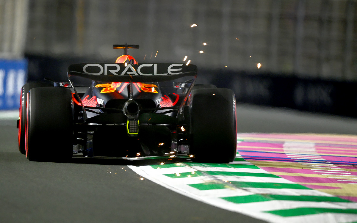 2023年F1沙特大奖赛二练，维斯塔潘驾驶红牛RB19拖着火花驶过吉达街道赛道