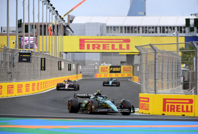 2023年F1沙特大奖赛三练，阿隆索驾驶阿斯顿·马丁AMR23跑在博塔斯与队友斯特罗尔前方