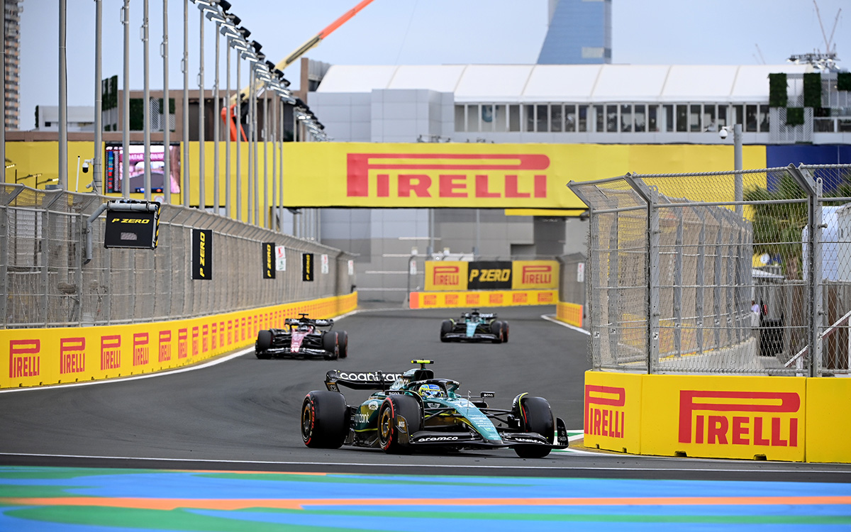 2023年F1沙特大奖赛三练，阿隆索驾驶阿斯顿·马丁AMR23跑在博塔斯与队友斯特罗尔前方
