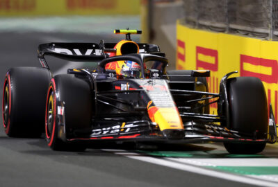2023年F1沙特大奖赛排位赛，佩雷兹驾驶红牛RB19在吉达街道赛道夺得杆位