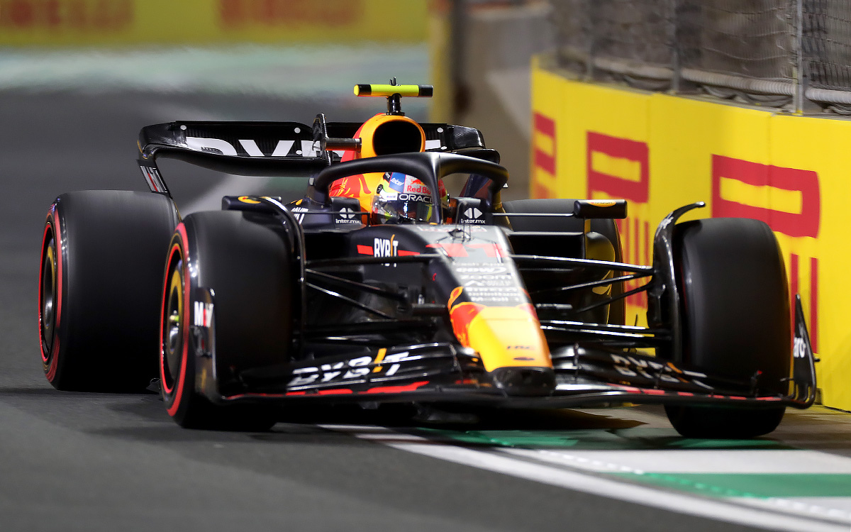 2023年F1沙特大奖赛排位赛，佩雷兹驾驶红牛RB19在吉达街道赛道夺得杆位