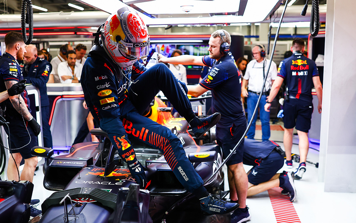 2023年F1沙特大奖赛排位赛Q2,遭遇传动轴故障的维斯塔潘走下赛车