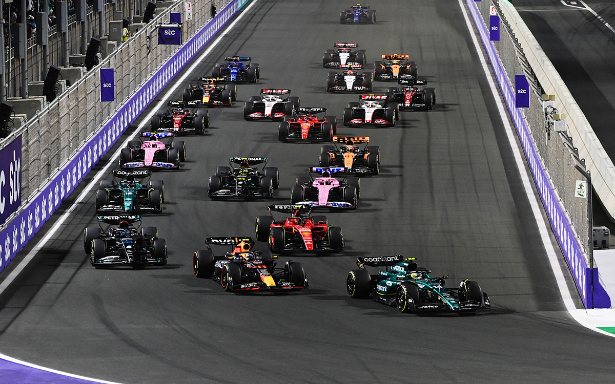 2023年F1沙特大奖赛正赛发车后1号弯,阿隆索超越杆位发车的佩雷兹领跑