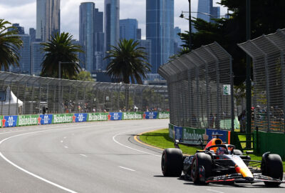 2023年F1澳大利亚大奖赛一练，维斯塔潘驾驶红牛RB19驶过阿尔伯特公园赛道