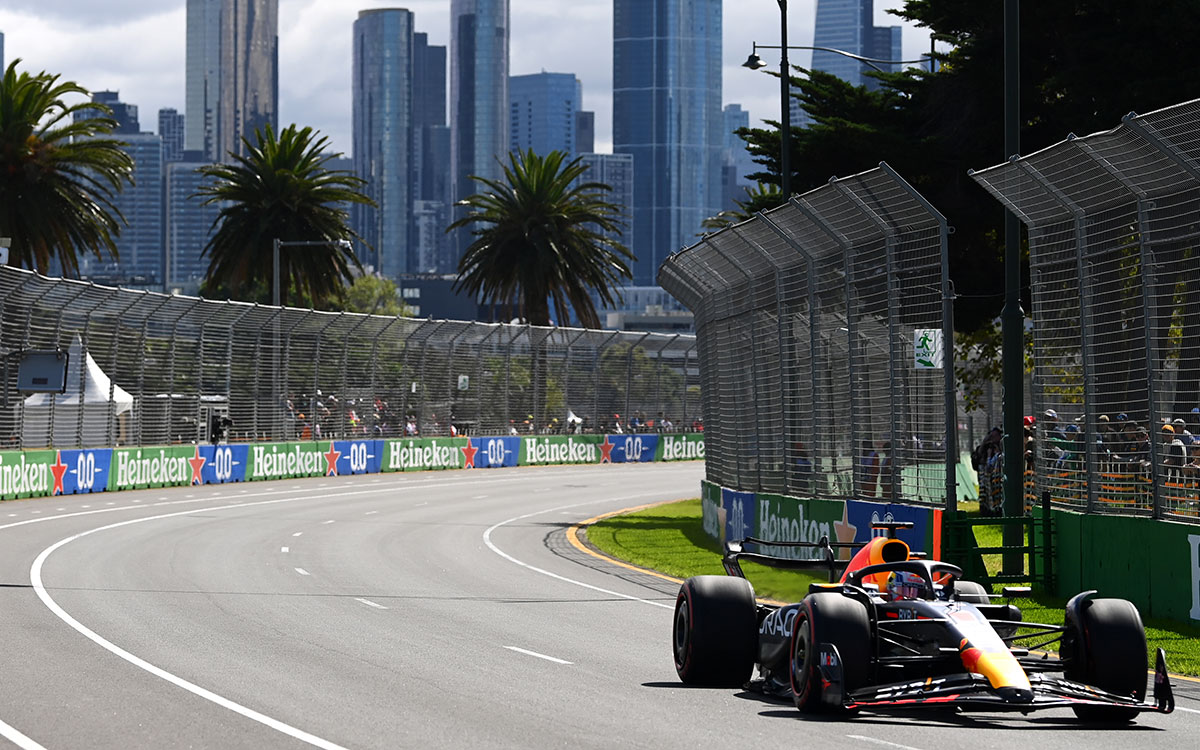 2023年F1澳大利亚大奖赛一练，维斯塔潘驾驶红牛RB19驶过阿尔伯特公园赛道