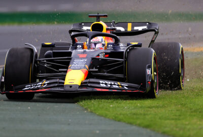 2023年F1澳大利亚大奖赛周五练习赛，维斯塔潘驾驶红牛RB19失控冲上草地
