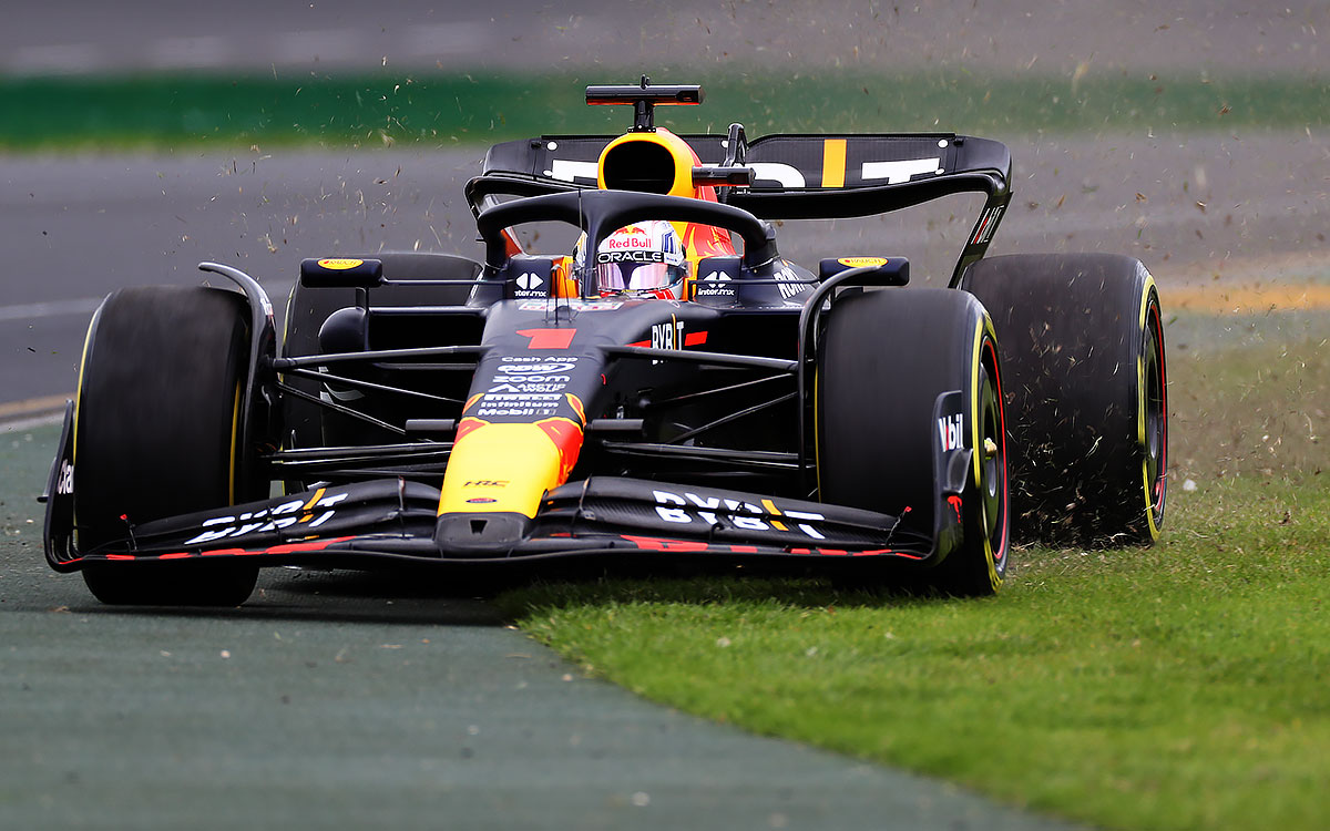 2023年F1澳大利亚大奖赛周五练习赛，维斯塔潘驾驶红牛RB19失控冲上草地