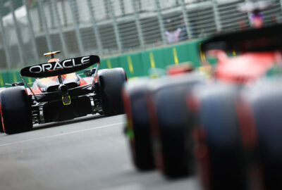 2023年F1澳大利亚大奖赛周六排位赛前，佩雷兹驾驶红牛RB19从维修区通道驶向赛道