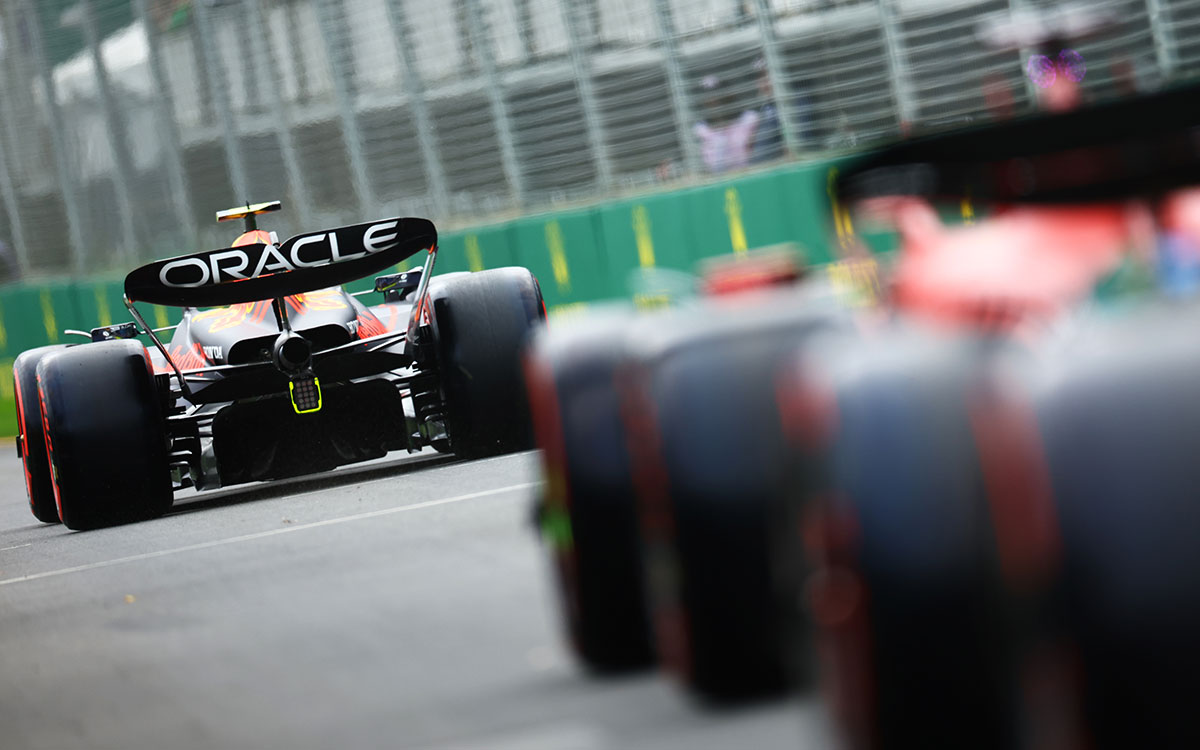 2023年F1澳大利亚大奖赛周六排位赛前，佩雷兹驾驶红牛RB19从维修区通道驶向赛道