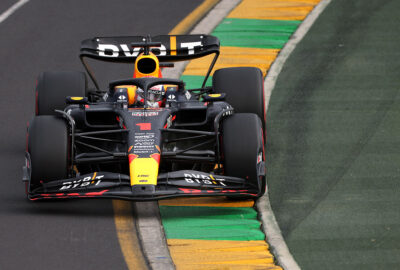 2023年F1澳大利亚大奖赛排位赛，维斯塔潘驾驶红牛RB19在阿尔伯特公园赛道飞驰