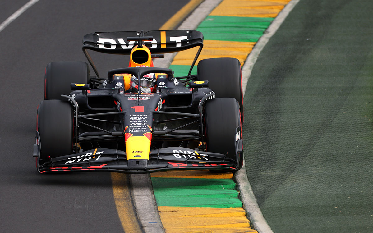 2023年F1澳大利亚大奖赛排位赛，维斯塔潘驾驶红牛RB19在阿尔伯特公园赛道飞驰