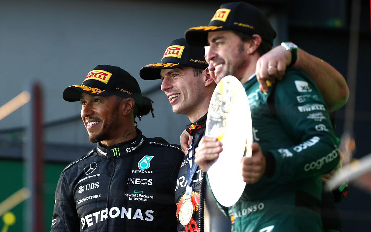 2023年F1澳大利亚大奖赛正赛领奖台：冠军维斯塔潘、亚军汉密尔顿、季军阿隆索