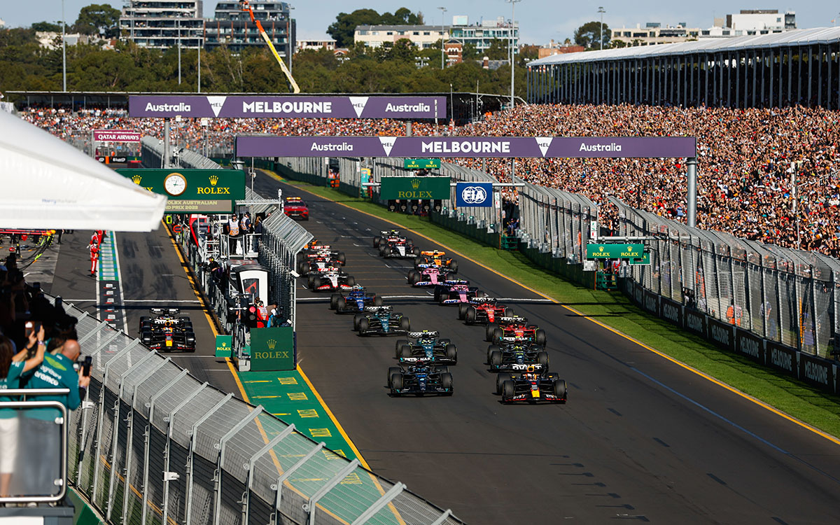 2023年F1澳大利亚大奖赛正赛发车后,车阵通过主直道与维修区通道口