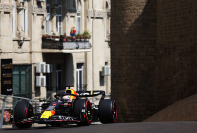 2023年F1阿塞拜疆大奖赛一练，维斯塔潘驾驶红牛RB19驶过巴库城市赛道