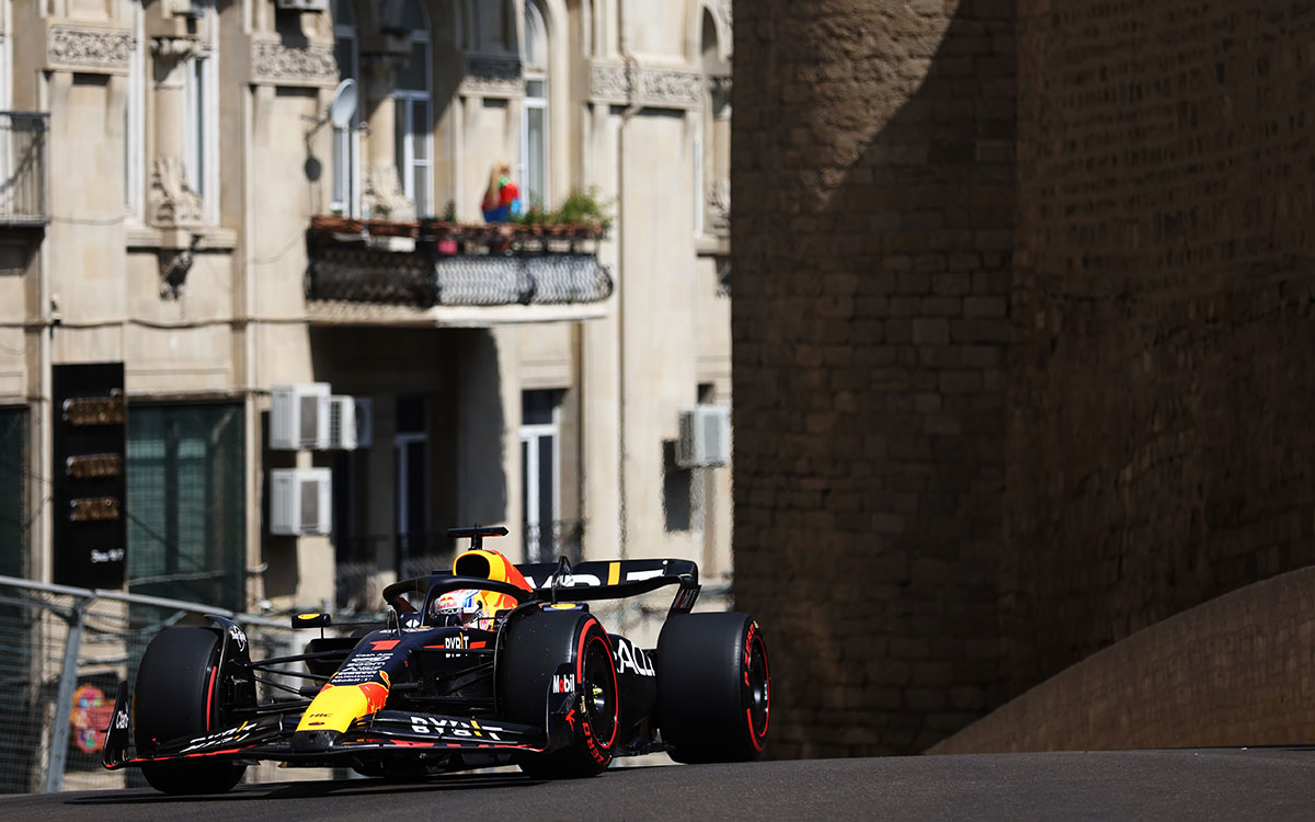 2023年F1阿塞拜疆大奖赛一练，维斯塔潘驾驶红牛RB19驶过巴库城市赛道