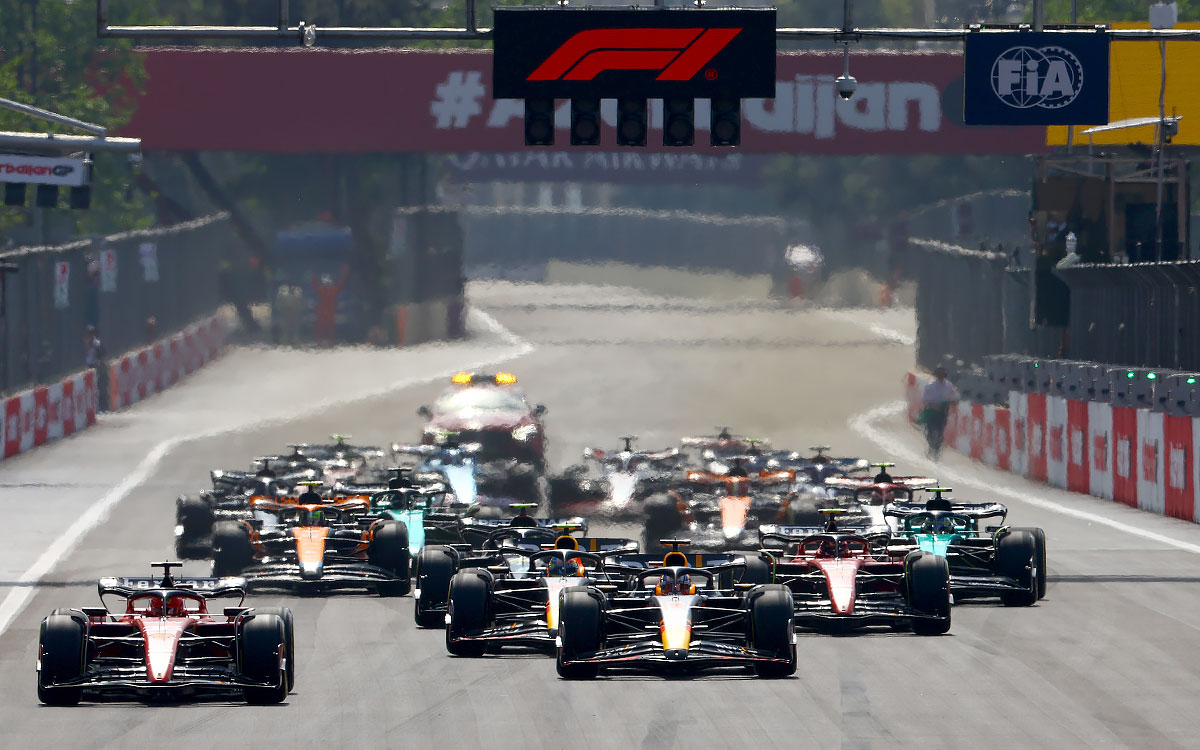 2023年F1阿塞拜疆大奖赛正赛发车后，车阵通过主直道