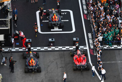 2023年F1阿塞拜疆大奖赛冲刺赛后，佩雷兹、勒克莱尔与维斯塔潘的赛车停在帕克费尔梅