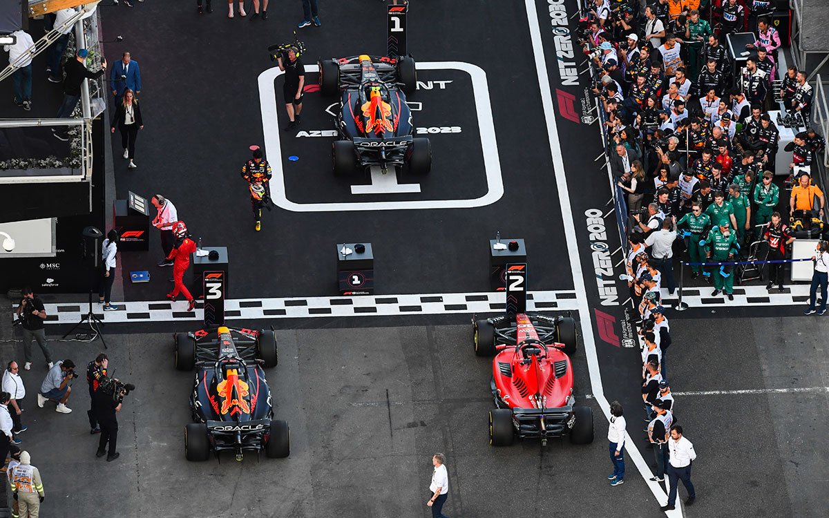 2023年F1阿塞拜疆大奖赛冲刺赛后，佩雷兹、勒克莱尔与维斯塔潘的赛车停在帕克费尔梅