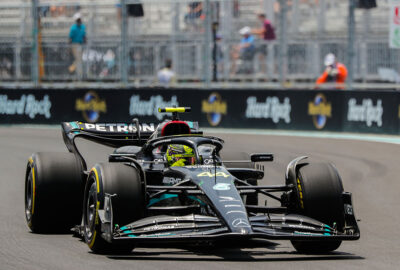 2023年F1迈阿密大奖赛一练，汉密尔顿驾驶梅赛德斯W14驶过迈阿密国际赛道