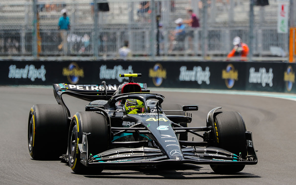 2023年F1迈阿密大奖赛一练，汉密尔顿驾驶梅赛德斯W14驶过迈阿密国际赛道