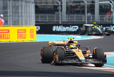 2023年F1迈阿密大奖赛二练，诺里斯与汉密尔顿驾驶各自赛车驶过迈阿密国际赛道