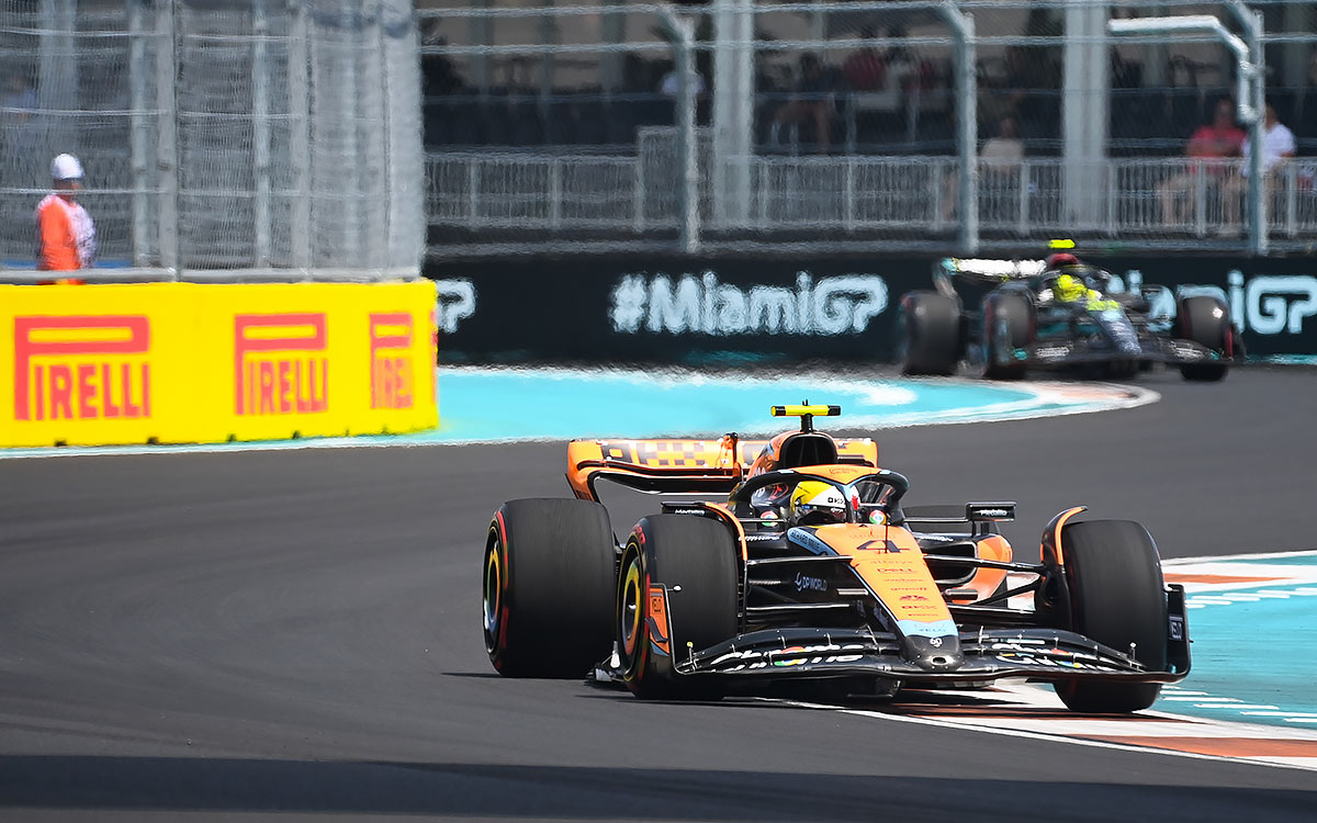 2023年F1迈阿密大奖赛二练，诺里斯与汉密尔顿驾驶各自赛车驶过迈阿密国际赛道