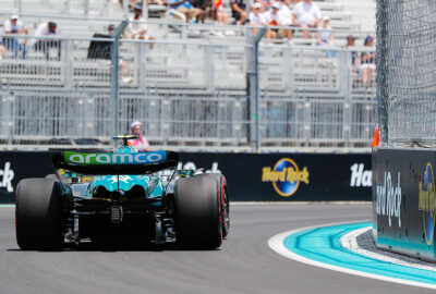 2023年F1迈阿密大奖赛周六，阿隆索驾驶阿斯顿·马丁AMR23在迈阿密国际赛道巡行