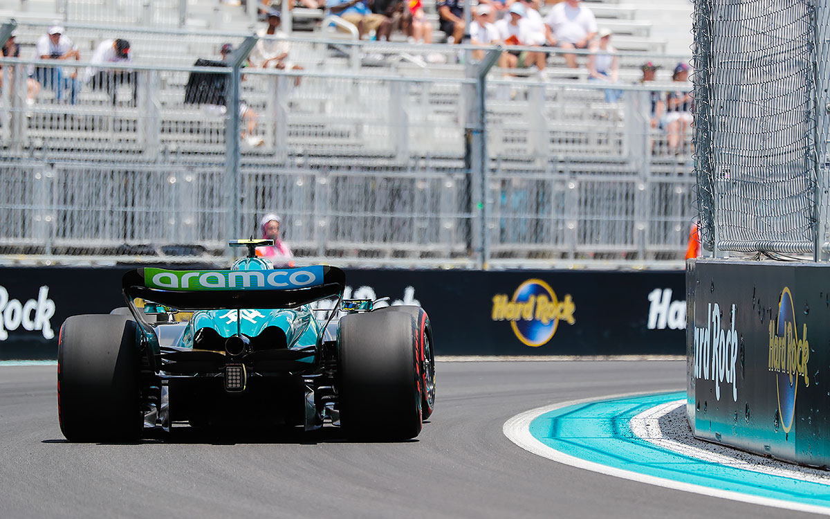 2023年F1迈阿密大奖赛周六，阿隆索驾驶阿斯顿·马丁AMR23在迈阿密国际赛道巡行