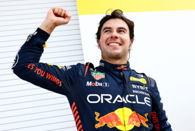 2023年F1迈阿密大奖赛排位赛，夺得杆位的佩雷兹振臂庆祝
