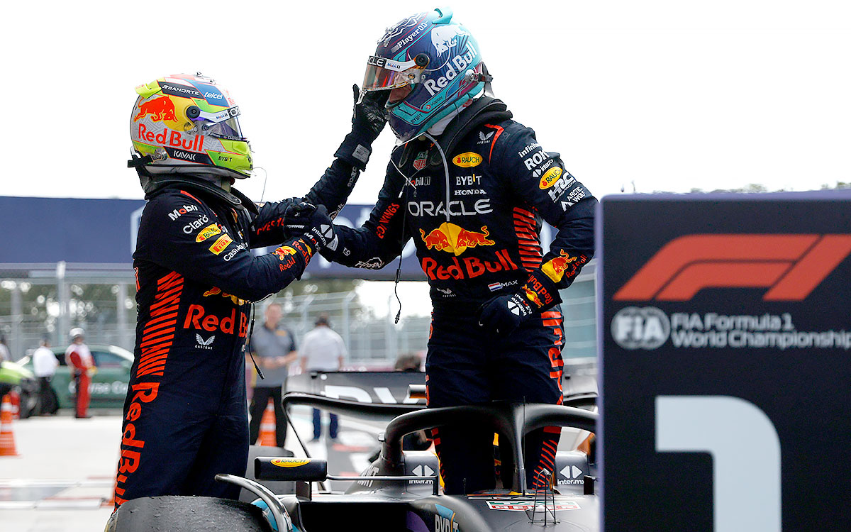 2023年F1迈阿密大奖赛正赛后,佩雷兹祝贺逆转夺冠的队友维斯塔潘