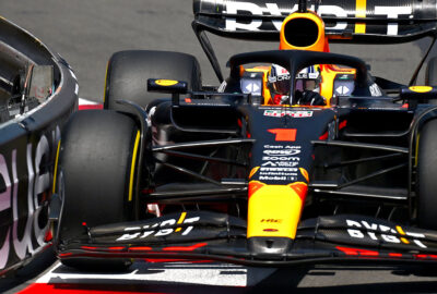 2023年F1摩纳哥大奖赛一练，维斯塔潘驾驶红牛RB19贴着护墙驶过蒙特卡洛街道