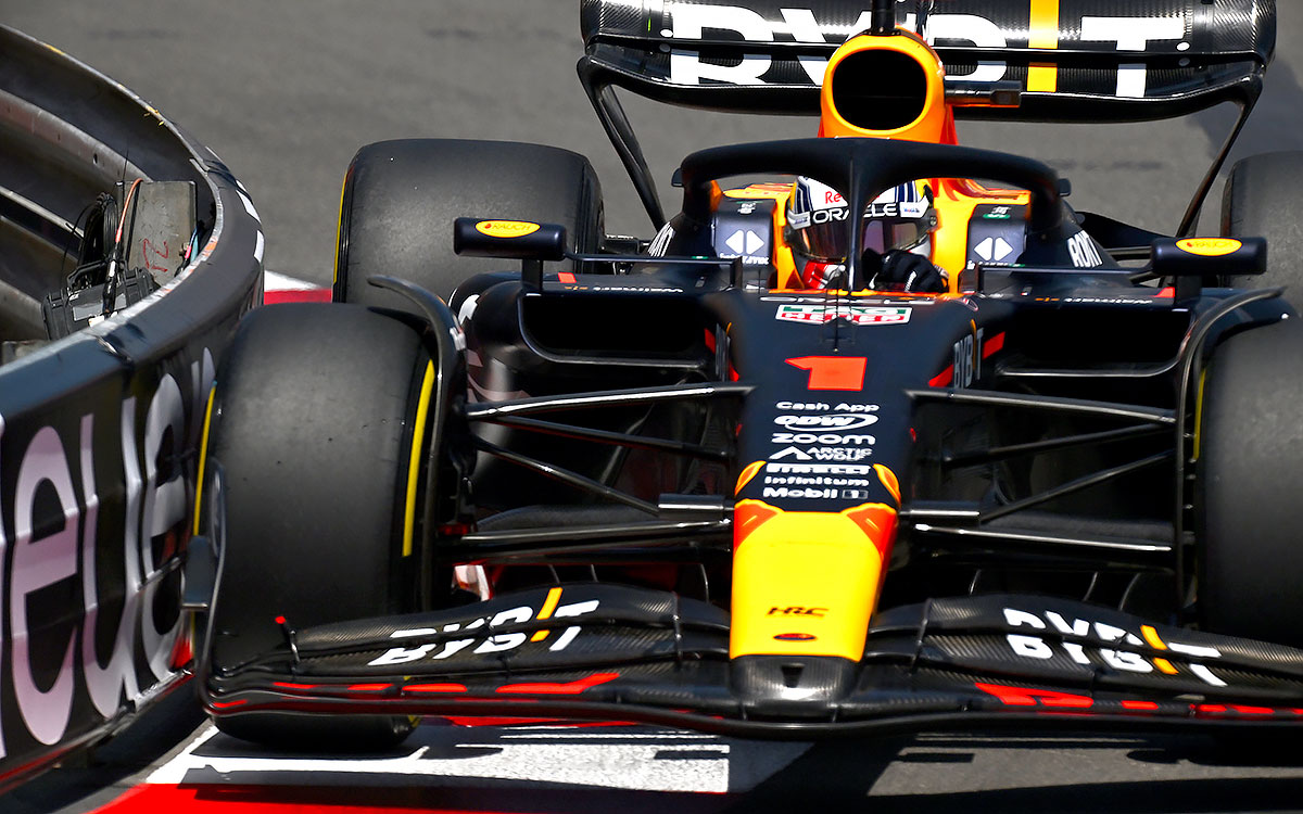 2023年F1摩纳哥大奖赛一练，维斯塔潘驾驶红牛RB19贴着护墙驶过蒙特卡洛街道