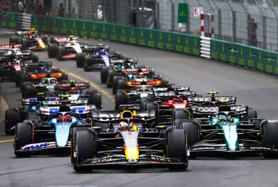 2023年F1摩纳哥大奖赛正赛发车后，领跑的维斯塔潘驾驶红牛RB19驶向1号弯