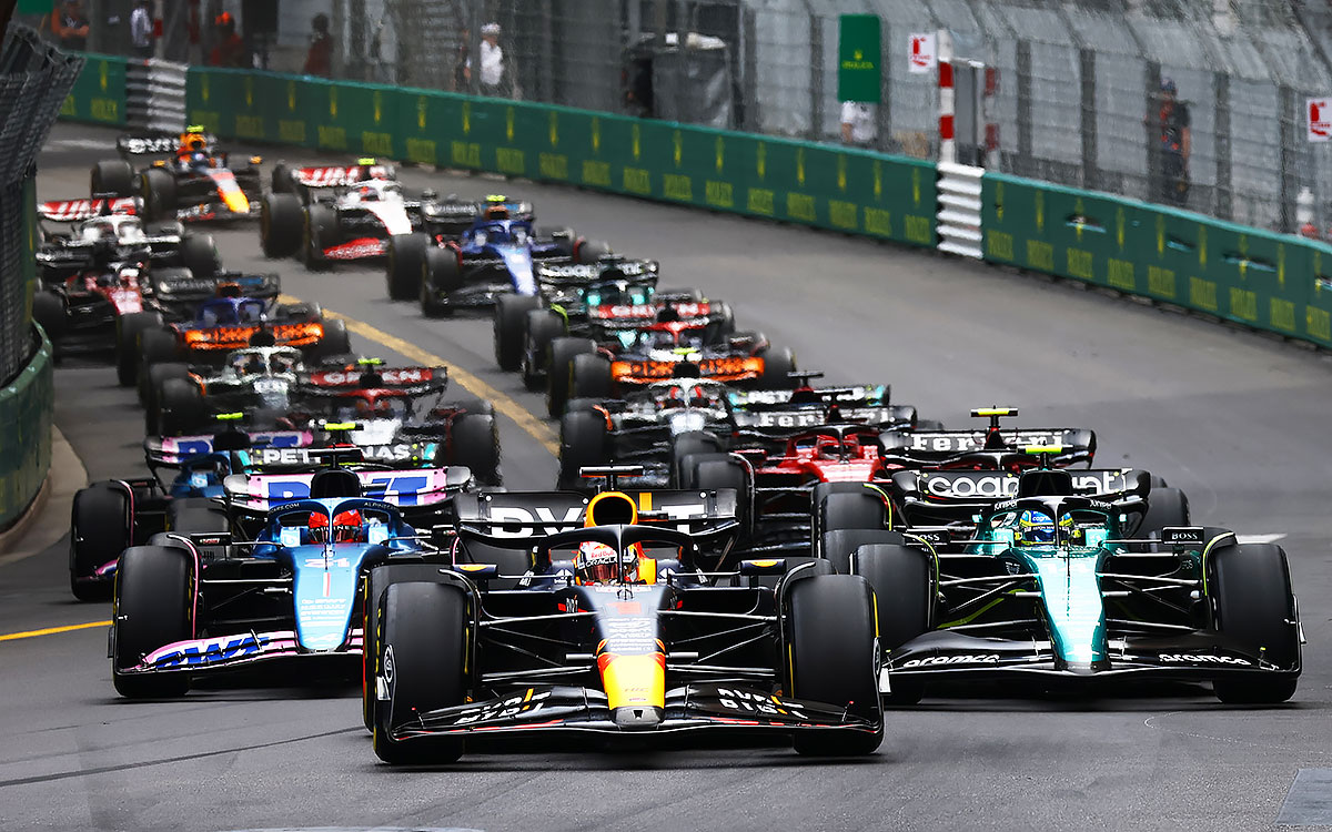 2023年F1摩纳哥大奖赛正赛发车后，领跑的维斯塔潘驾驶红牛RB19驶向1号弯