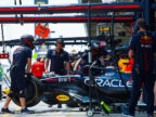 2023年F1西班牙大奖赛一练，红牛技师将维斯塔潘的RB19赛车推回车库