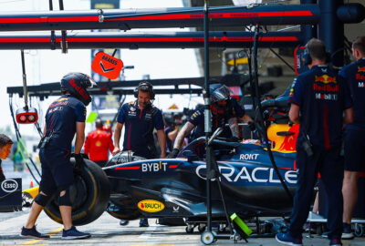 2023年F1西班牙大奖赛一练，红牛技师将维斯塔潘的RB19赛车推回车库