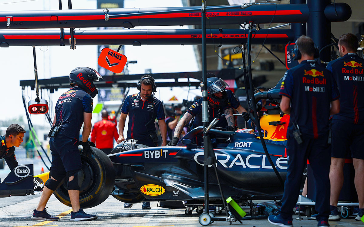 2023年F1西班牙大奖赛一练，红牛技师将维斯塔潘的RB19赛车推回车库