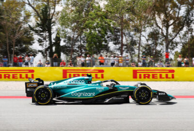 2023年F1西班牙大奖赛二练，阿隆索驾驶阿斯顿·马丁AMR23驶过加泰罗尼亚赛道