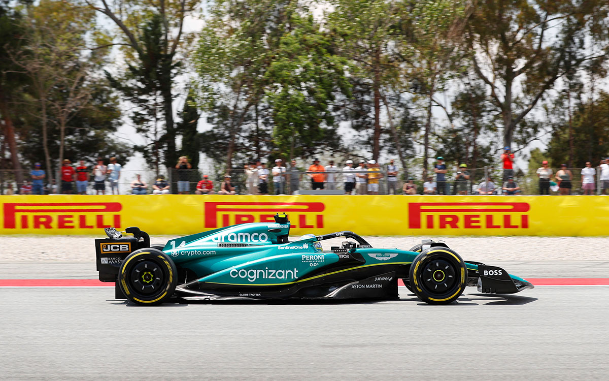 2023年F1西班牙大奖赛二练，阿隆索驾驶阿斯顿·马丁AMR23驶过加泰罗尼亚赛道