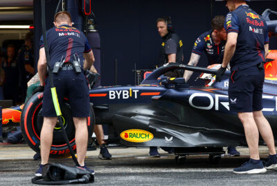 2023年F1西班牙大奖赛周六排位赛前，红牛技师转移维斯塔潘的RB19赛车