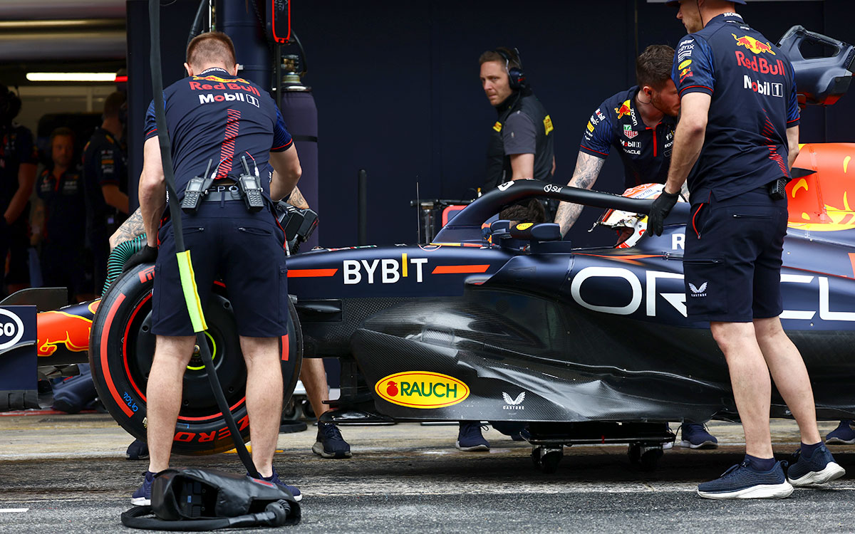 2023年F1西班牙大奖赛周六排位赛前，红牛技师转移维斯塔潘的RB19赛车