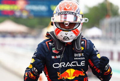 2023年F1西班牙大奖赛排位赛，夺得杆位的维斯塔潘振臂庆祝