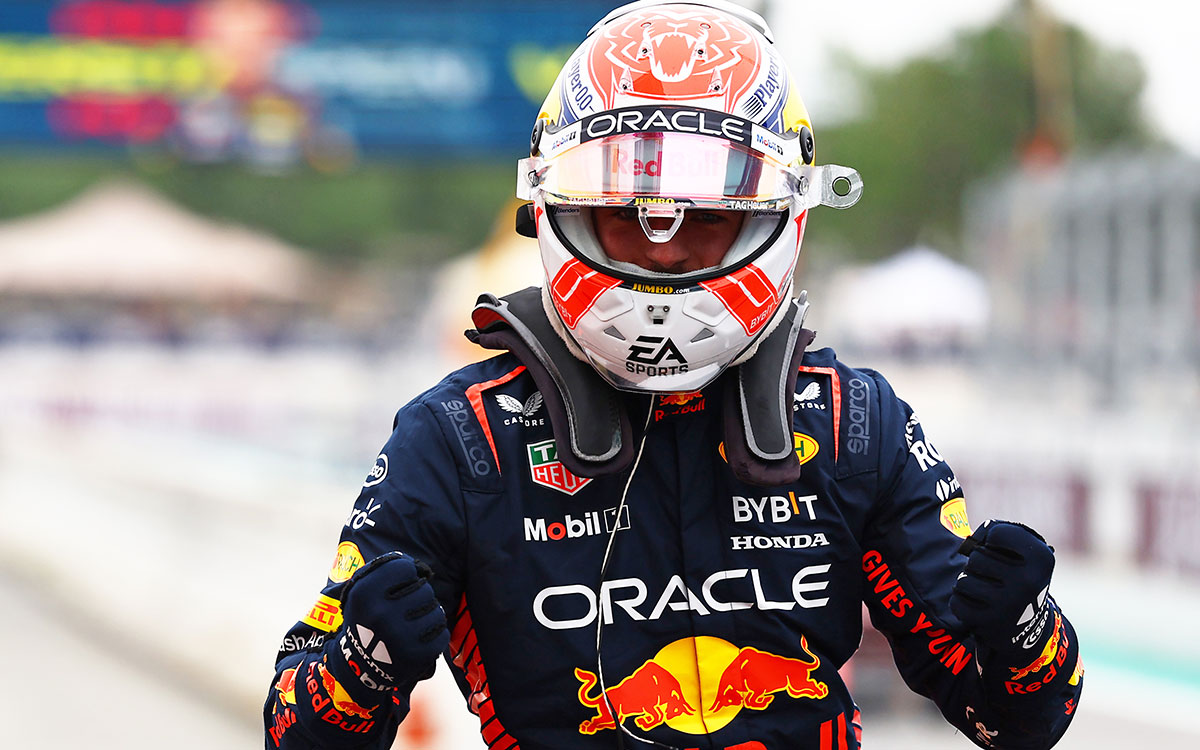 2023年F1西班牙大奖赛排位赛，夺得杆位的维斯塔潘振臂庆祝