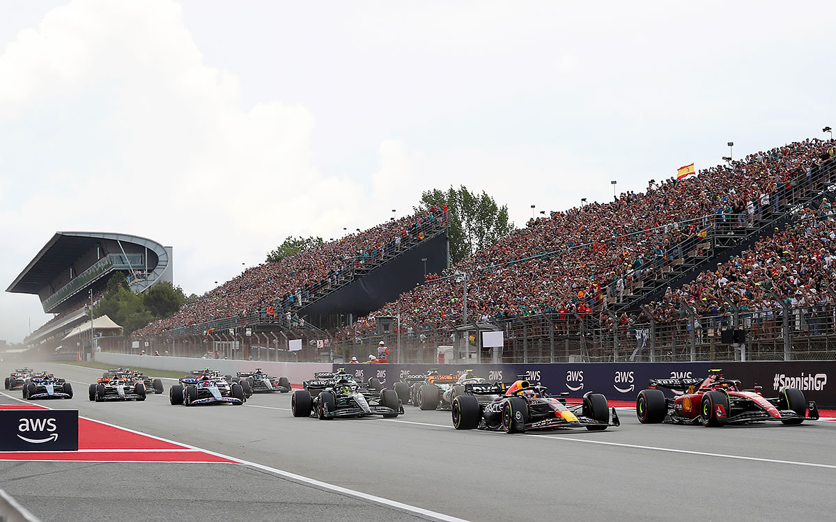 2023年F1西班牙大奖赛正赛发车后,车阵通过主直道