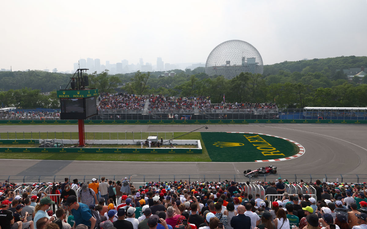 2023年F1加拿大大奖赛二练，博塔斯驾驶阿尔法·罗密欧C43通过吉尔·维伦纽夫赛道10号弯