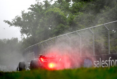 2023年F1加拿大大奖赛三练，佩雷兹驾驶红牛RB19搭载全雨胎在积水路面激起水雾