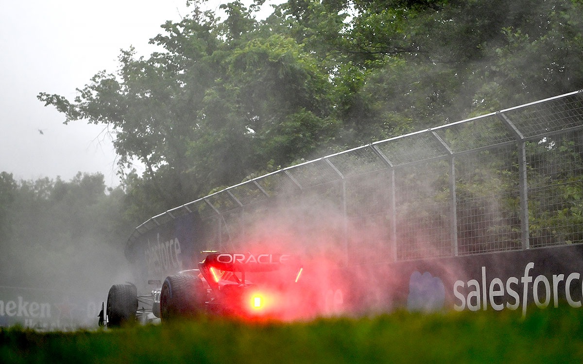 2023年F1加拿大大奖赛三练，佩雷兹驾驶红牛RB19搭载全雨胎在积水路面激起水雾