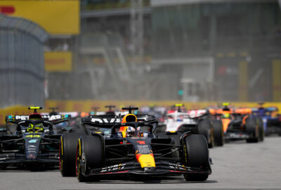 2023年F1加拿大大奖赛正赛开场圈，维斯塔潘领跑汉密尔顿