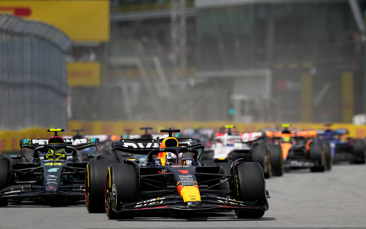 2023年F1加拿大大奖赛正赛开场圈，维斯塔潘领跑汉密尔顿